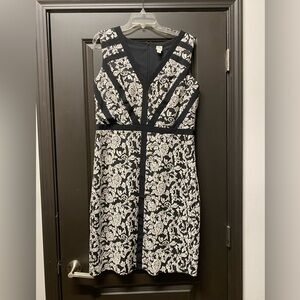 Signature by Sangria Black and White Floral V-Neck Midi Dress